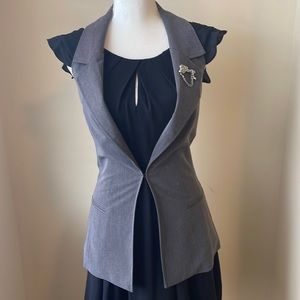 Guess sleeveless blazer size S